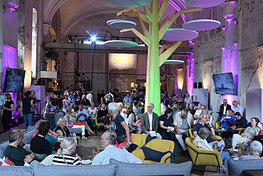 Besucherinnen und Besucher bei der Eröffnungsveranstaltung in der Umgedrehten Kommode