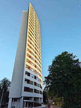 Das Aalto-Hochhaus in der Feierabendsonne